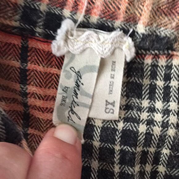 Gimmicks cold shoulder flannel. XS - Picture 3 of 5
